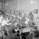 Mujeres cosiendo en una fábrica textil en 1941. Wikimedia Commons